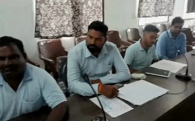 नवागत सीएमओ ने आते ही कार्य में गुणवत्ता लाने के लिए नगर पालिका दमुआ के विभाग प्रभारी से की समीक्षा बैठक 2 नवागत सीएमओ ने आते ही कार्य में गुणवत्ता लाने के लिए नगर पालिका दमुआ के विभाग प्रभारी से की समीक्षा बैठक | New India Times