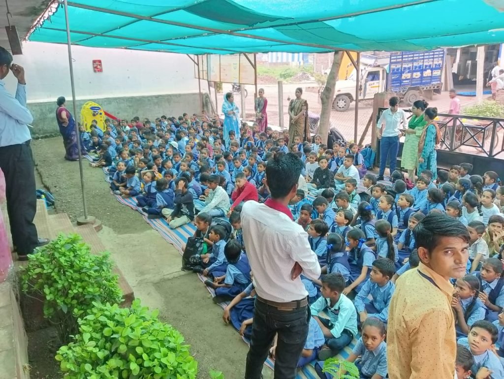 मेघावी छात्र-छात्राओं को प्रतीक चिन्ह भेंटकर किया गया सम्मानित | New India Times