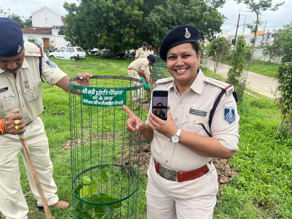 एक पेड़ मां के नाम अंतर्गत सादलपुर थाना प्रभारी श्रीमती सविता चौधरी के मार्गदर्शन में कार्यालय परिसर में किया गया पौधारोपण 2 एक पेड़ मां के नाम अंतर्गत सादलपुर थाना प्रभारी श्रीमती सविता चौधरी के मार्गदर्शन में कार्यालय परिसर में किया गया पौधारोपण | New India Times