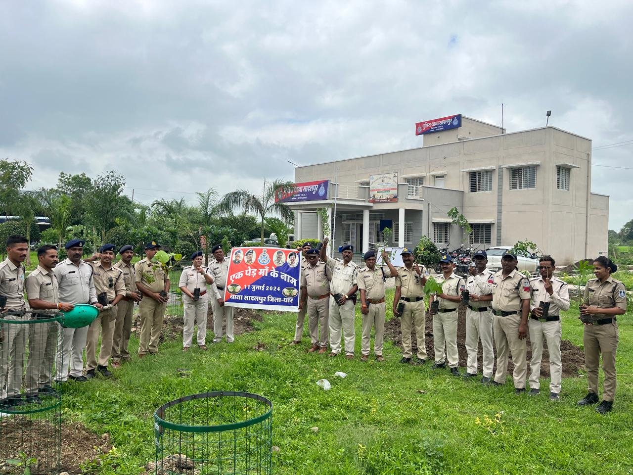 एक पेड़ मां के नाम अंतर्गत सादलपुर थाना प्रभारी श्रीमती सविता चौधरी के मार्गदर्शन में कार्यालय परिसर में किया गया पौधारोपण | New India Times