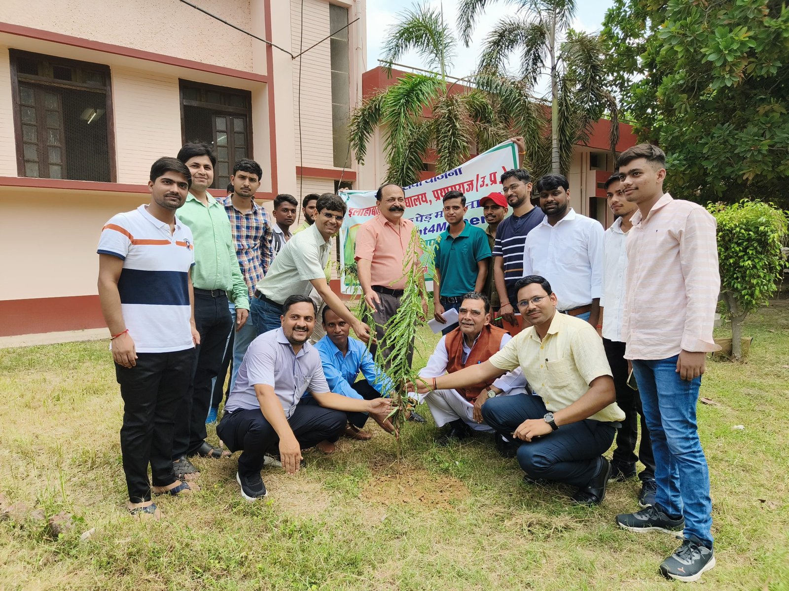 इलाहाबाद विश्वविद्यालय में राष्ट्रीय सेवा योजना द्वारा आयोजित “एक वृक्ष माँ के नाम अभियान” के तहत किया गया वृक्षारोपण | New India Times