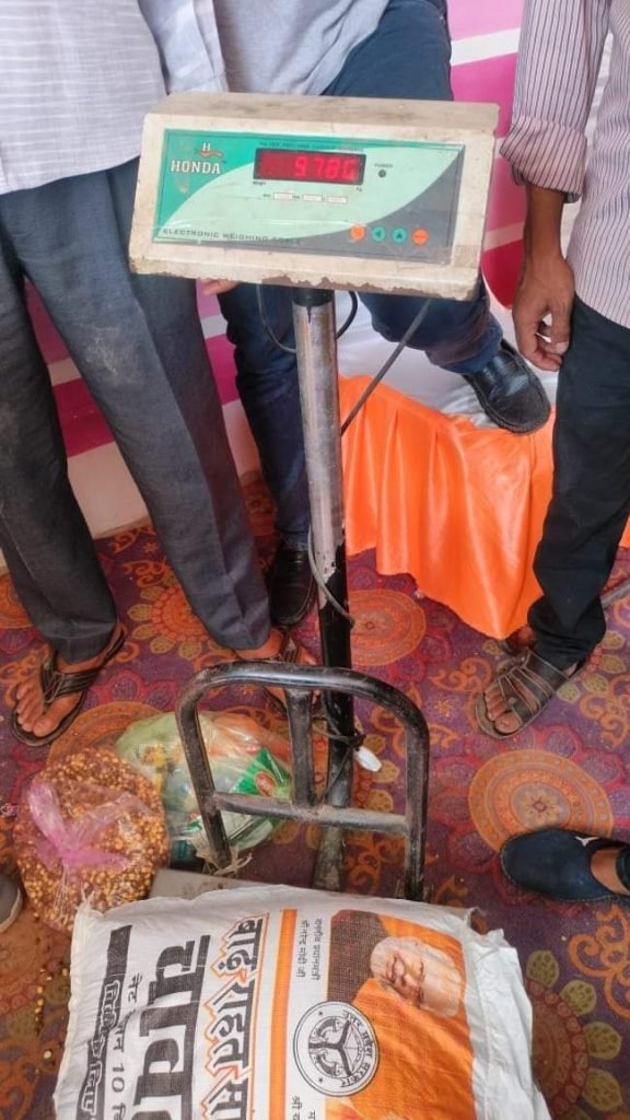 इटवा विधायक माता प्रसाद पांडेय ने की बाढ़ पीड़ितों को बांटे जा रहे बाढ़ राहत सामग्री के गुणवत्ता की जांच | New India Times