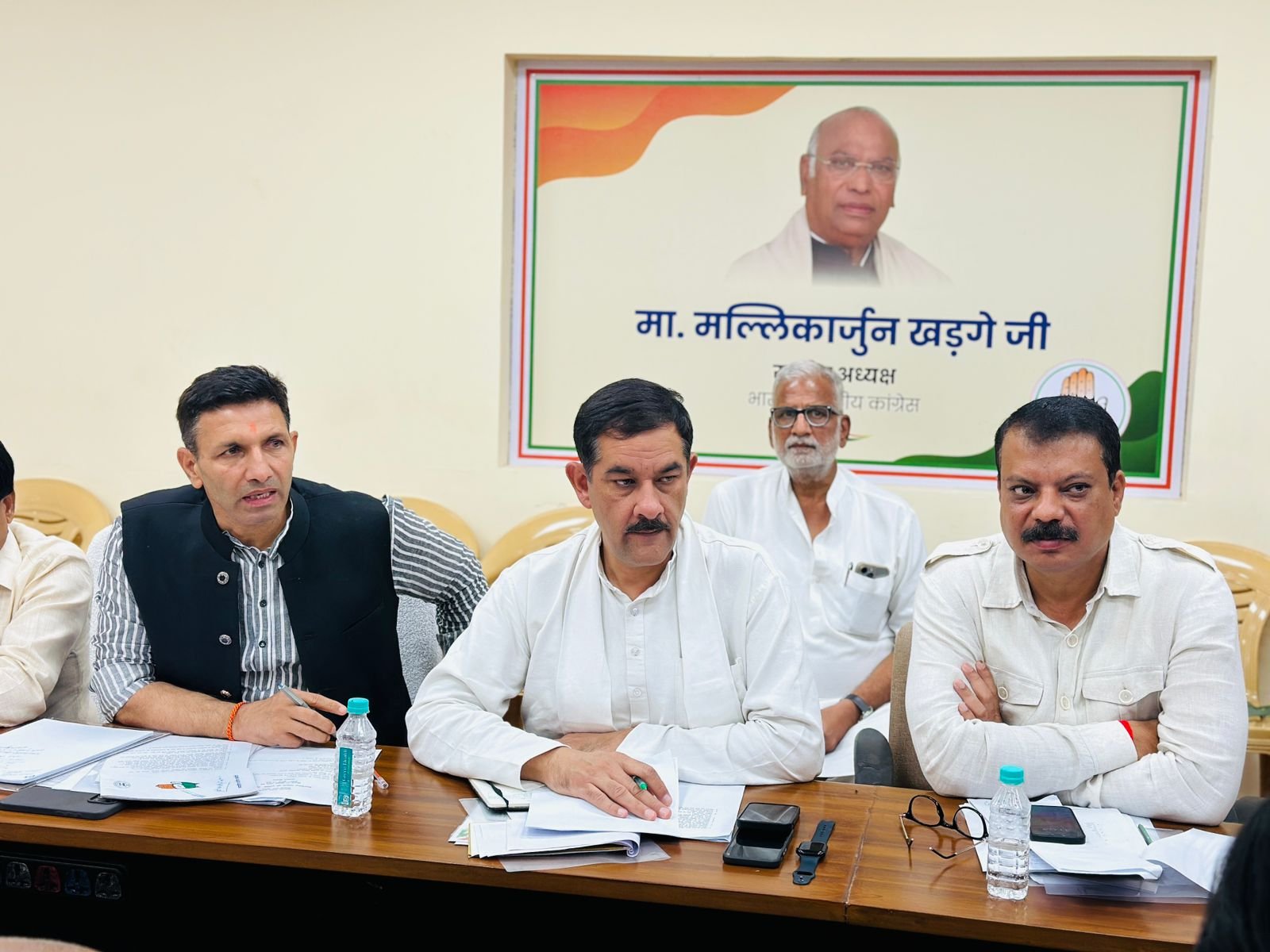 ठेले पर ठेले वाले का नाम लिखने के भाजपा सरकार के आदेश का कांग्रेस ने किया विरोध | New India Times