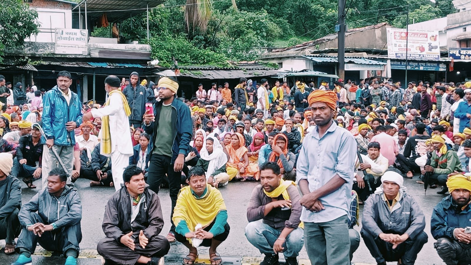 गुस्साए ग्रामीणों ने विरोध में चक्का जाम कर किया प्रदर्शन | New India Times