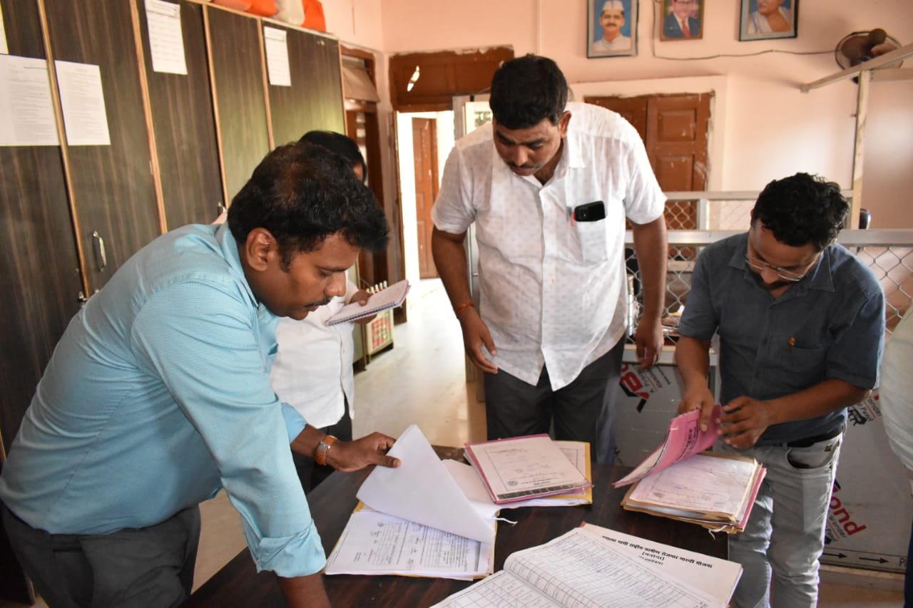 जिलाधिकारी डा0 राजा गणपति आर0 द्वारा खण्ड विकास अधिकारी कार्यालय जोगिया का किया औचक निरीक्षण | New India Times