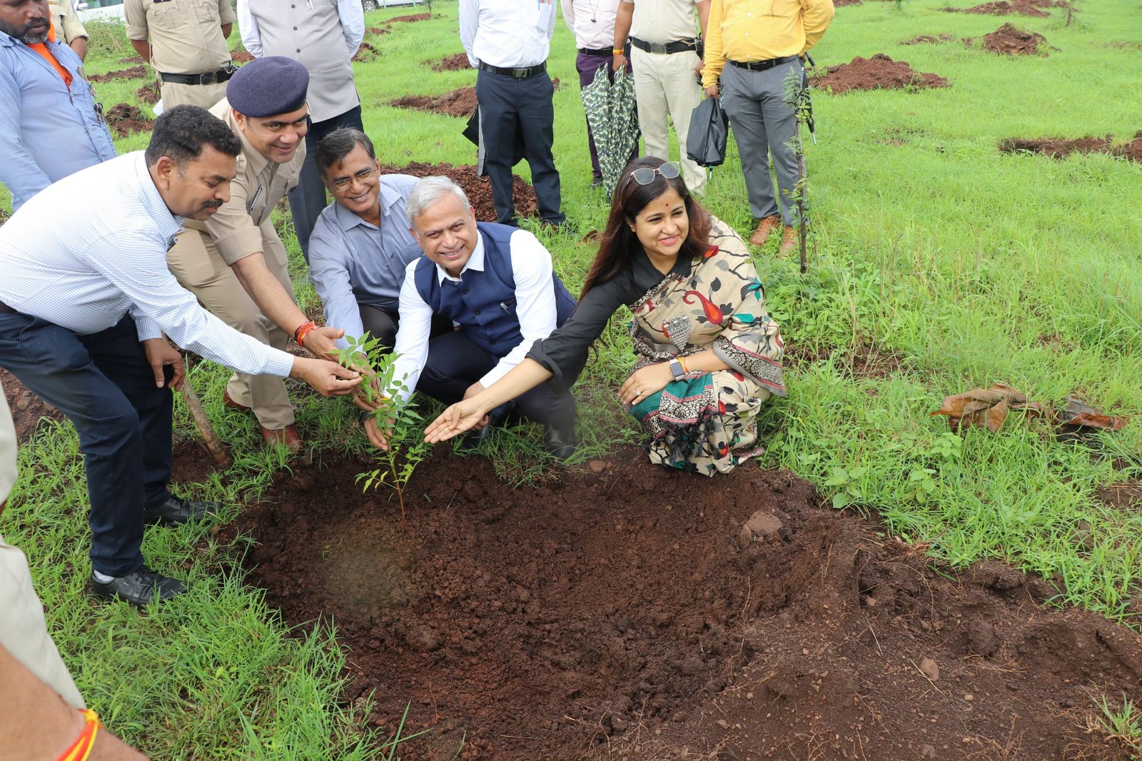 संभाग आयुक्त, कलेक्टर, पुलिस कप्तान एवं प्रशासनिक अधिकारियों ने किया वृक्षारोपण | New India Times