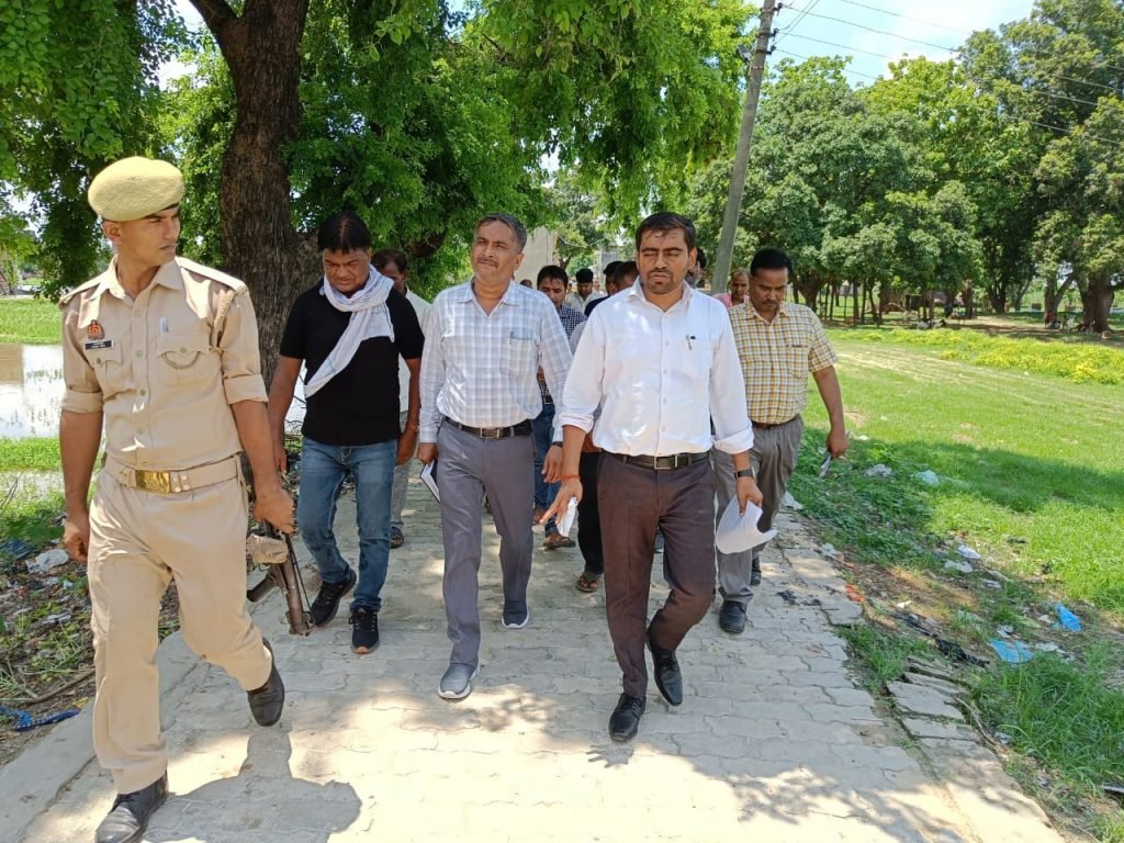 मुख्य विकास अधिकारी द्वारा विकास खण्ड मिठवल में चौपाल लगाकर सुनी गई लोगों की समस्याएं | New India Times