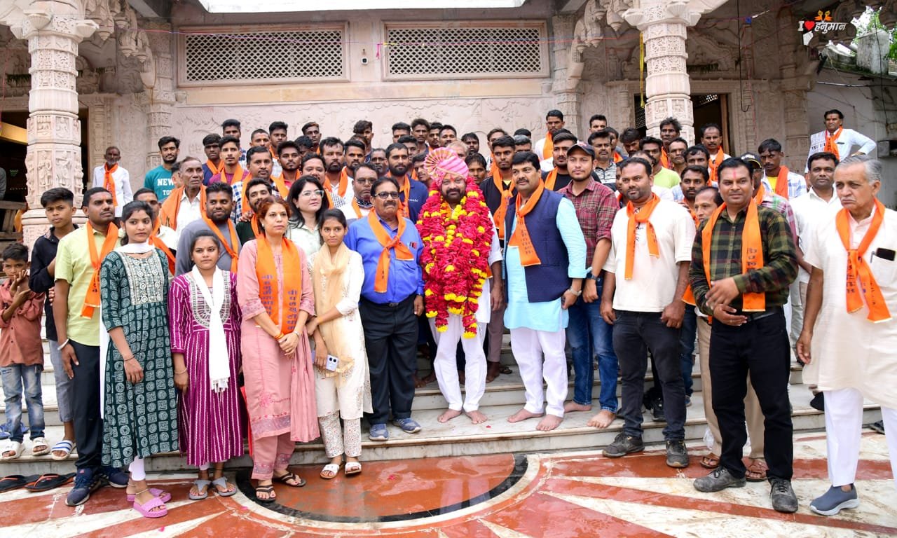 हनुमंत मंदिर में महा आरती कर लोकप्रिय समाजसेवी चुन्नू भैया शर्मा ने रिमझिम बारीश के बीच सादगी से मनाया अपना जन्मदिन, बड़ी संख्या में पहुंचे लोग | New India Times