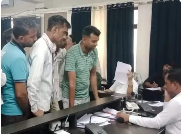 बुरहानपुर में गधा चोरी का अजीबो गरीब मामला सामने आया है, दो थानों के बीच मामला उलझने से गधा मालिक ने कलेक्टर की जनसुनवाई में की शिकायत | New India Times
