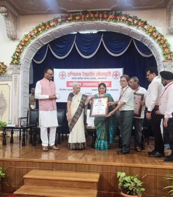 खीरी जनपद में बेहतर कार्य करने के लिए राज्यपाल से सम्मानित हुए डॉ रविंद्र शर्मा | New India Times