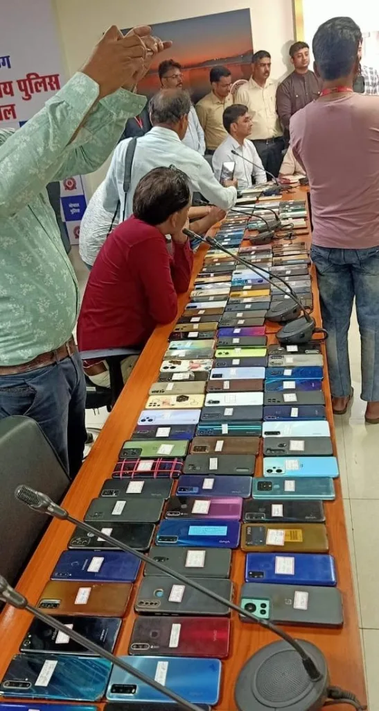 साइबर क्राइम भोपाल की लाॅस्ट सेल फोन यूनिट द्वारा 300 गुम हुए मोबाइलों को किया गया बरामद | New India Times