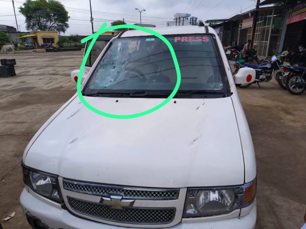जिला पत्रकार सुरक्षा समिति जिलाध्यक्ष के वाहन पर हमला, बाल-बाल बचे जिलाध्यक्ष कादर शेख व उनके साथी अशोक भाई 3 जिला पत्रकार सुरक्षा समिति जिलाध्यक्ष के वाहन पर हमला, बाल-बाल बचे जिलाध्यक्ष कादर शेख व उनके साथी अशोक भाई | New India Times