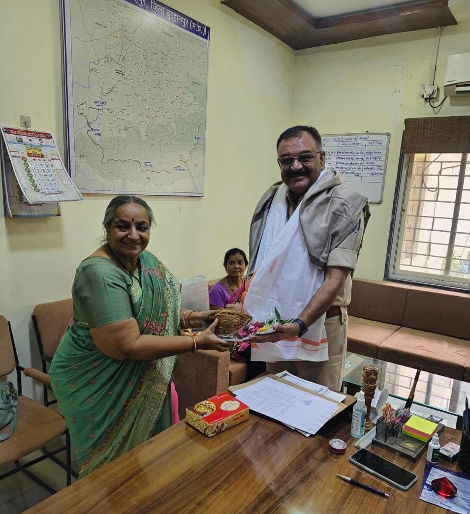 बुलढाना महाराष्ट्र की फरियादिया ने शाहपुर थाना प्रभारी का शॉल, श्रीफल से किया स्वागत 1 बुलढाना महाराष्ट्र की फरियादिया ने शाहपुर थाना प्रभारी का शॉल, श्रीफल से किया स्वागत | New India Times