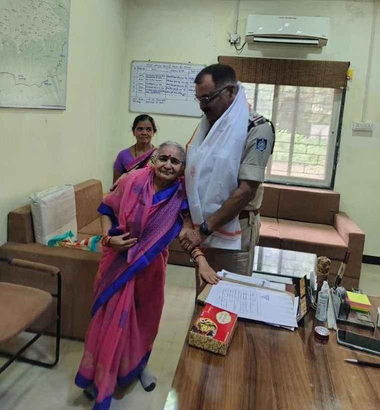 बुलढाना महाराष्ट्र की फरियादिया ने शाहपुर थाना प्रभारी का शॉल, श्रीफल से किया स्वागत 2 बुलढाना महाराष्ट्र की फरियादिया ने शाहपुर थाना प्रभारी का शॉल, श्रीफल से किया स्वागत | New India Times