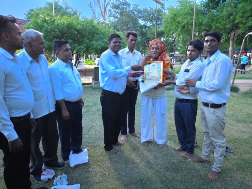 गुरु पूर्णिमा के उपलक्ष में गुरु रोशनलाल बौद्ध को बाबा साहेब अंबेडकर की तस्वीर देकर एवं साफा बांधकर किया गया भव्य स्वागत | New India Times