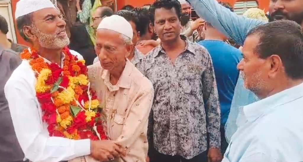 हज यात्रा से लौटकर आये हाजियों का रेलवे स्टेशन पर किया गया ज़ोरदार स्वागत इस्तकबाल | New India Times