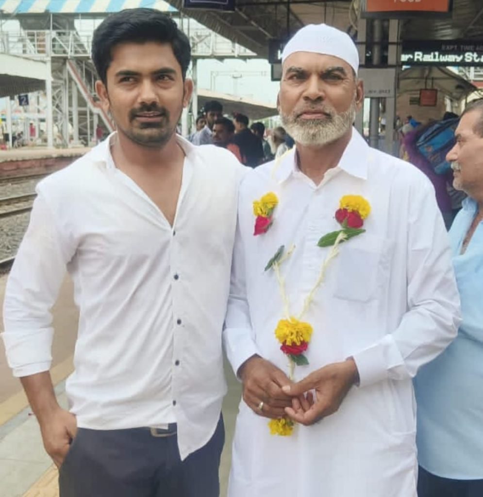 हज यात्रा से लौटकर आये हाजियों का रेलवे स्टेशन पर किया गया ज़ोरदार स्वागत इस्तकबाल | New India Times