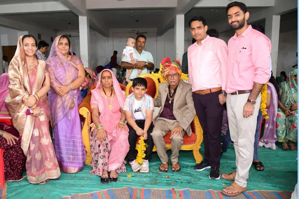 मेघनगर जनपद पंचायत के लेखापाल कंठालिया बावजी का सेवानिवृत्त पर सचिवों एवं समाज जनों ने किया सम्मान | New India Times