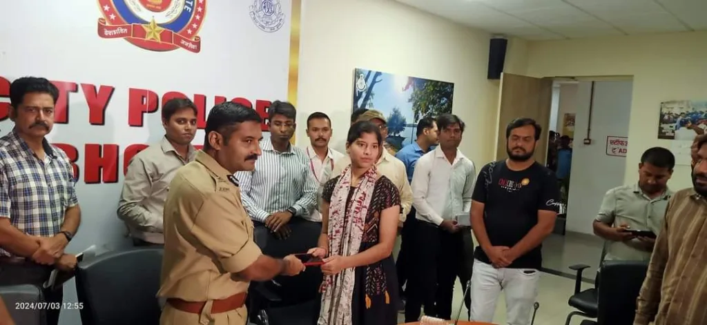 साइबर क्राइम भोपाल की लाॅस्ट सेल फोन यूनिट द्वारा 300 गुम हुए मोबाइलों को किया गया बरामद | New India Times