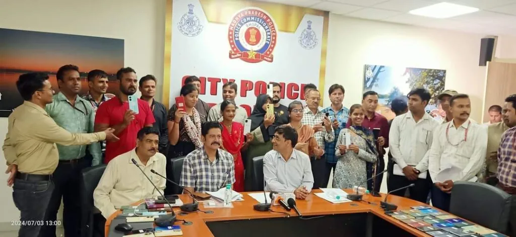 साइबर क्राइम भोपाल की लाॅस्ट सेल फोन यूनिट द्वारा 300 गुम हुए मोबाइलों को किया गया बरामद | New India Times
