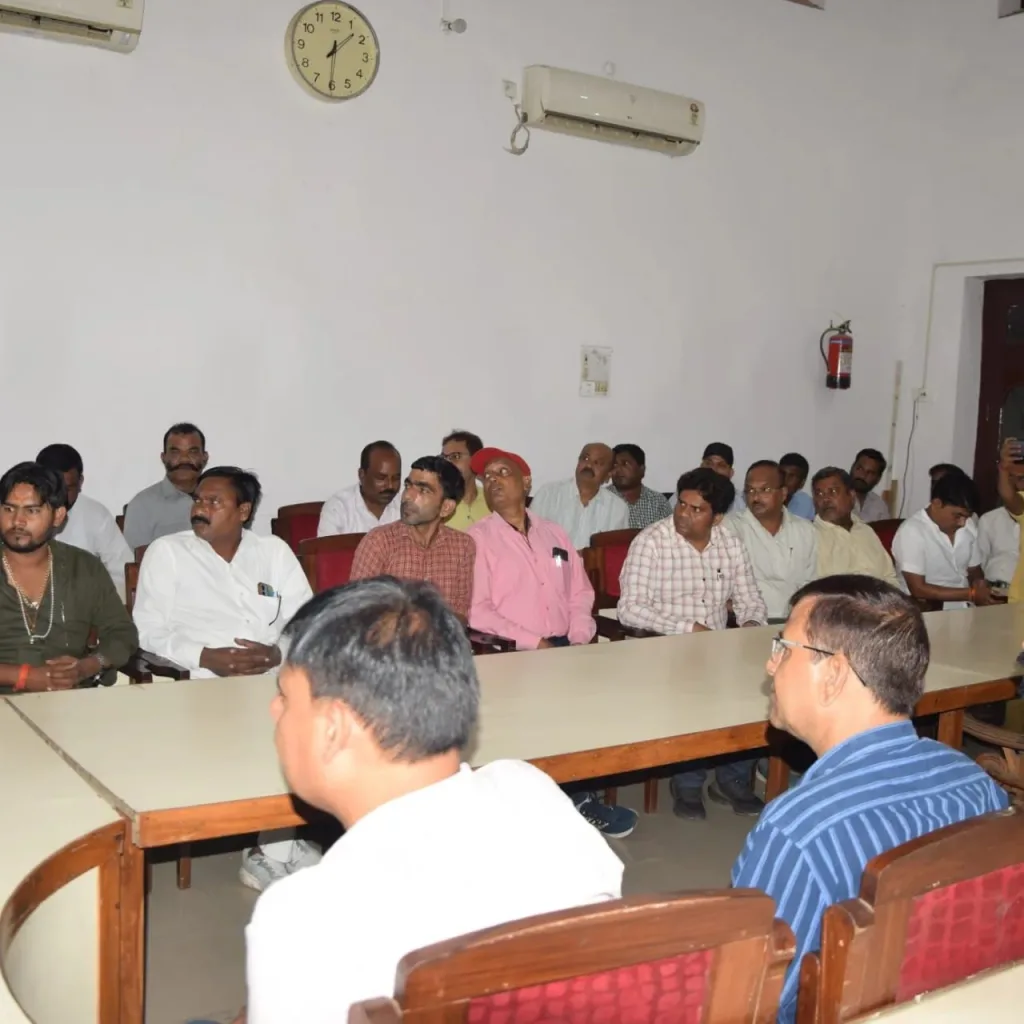 छोटी काशी गोला में डीएम-एसपी ने की बैठक, विधायक की उपस्थित में परखी तैयारियां 4 छोटी काशी गोला में डीएम-एसपी ने की बैठक, विधायक की उपस्थित में परखी तैयारियां | New India Times