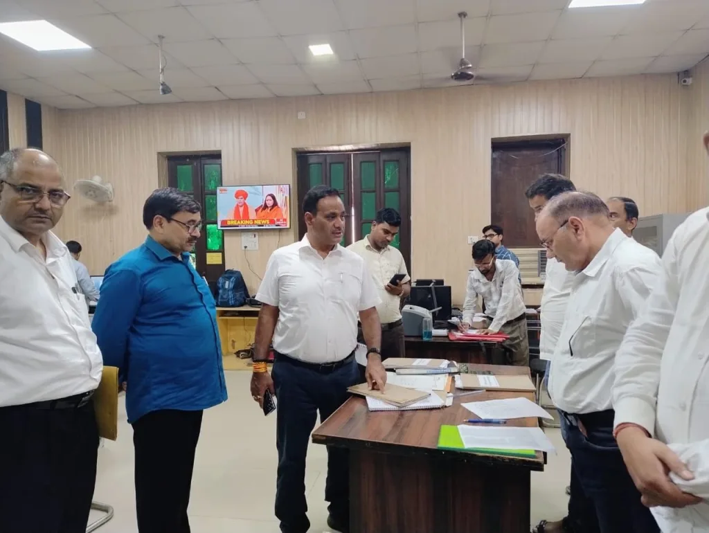 जिलाधिकारी ने आपदा कंट्रोल रूम एवं ई-डिस्ट्रिक्ट कार्यालय का किया औचक निरीक्षण 2 जिलाधिकारी ने आपदा कंट्रोल रूम एवं ई-डिस्ट्रिक्ट कार्यालय का किया औचक निरीक्षण | New India Times