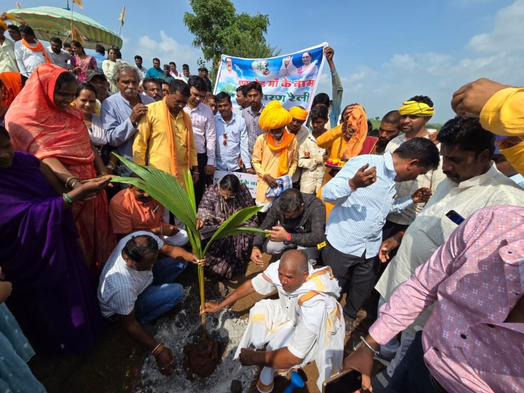 मंत्री सुश्री निर्मला भूरिया ने शिवकुड धाम पहाड़ी पर एक पेड़ मां के नाम अभियान अंतर्गत किया गया वृक्षारोपण | New India Times