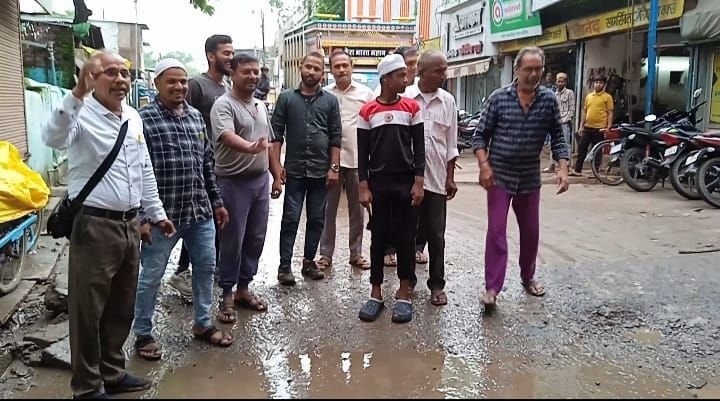 गड्ढों को लेकर राजपुरा गेट क्षेत्र के रहवासियों ने जताया विरोध 2 गड्ढों को लेकर राजपुरा गेट क्षेत्र के रहवासियों ने जताया विरोध | New India Times