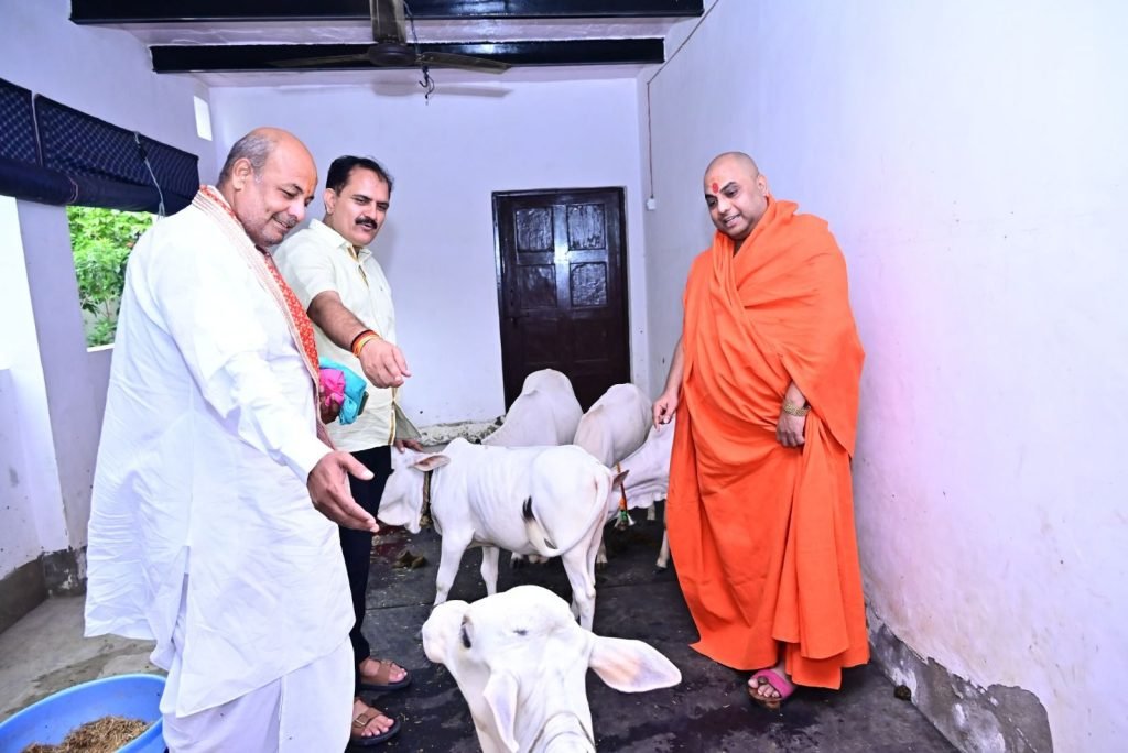 जिला पंचायत अध्यक्ष की गऊ सेवा से गद्द हुए महामंडलेश्वर नवलगिरि महाराज ने बछड़ों को दुलार और स्नेह करते हुए खिलाया भोजन 2 जिला पंचायत अध्यक्ष की गऊ सेवा से गद्द हुए महामंडलेश्वर नवलगिरि महाराज ने बछड़ों को दुलार और स्नेह करते हुए खिलाया भोजन | New India Times