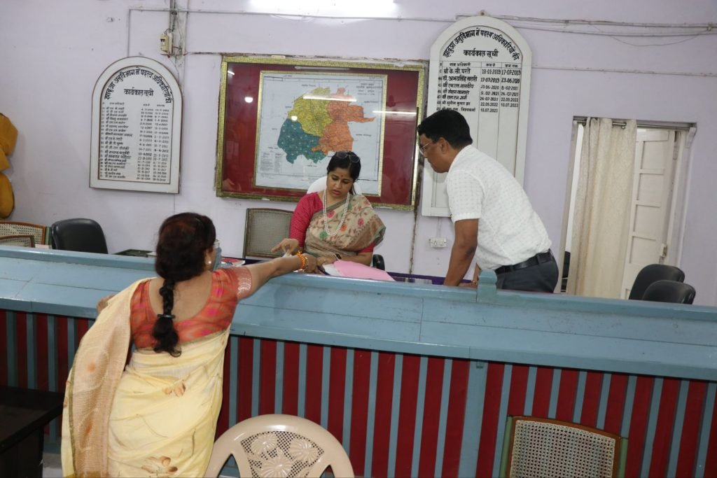 कलेक्टर द्वारा अनुविभागीय अधिकारी राजस्व झाबुआ कोर्ट का किया निरीक्षण | New India Times