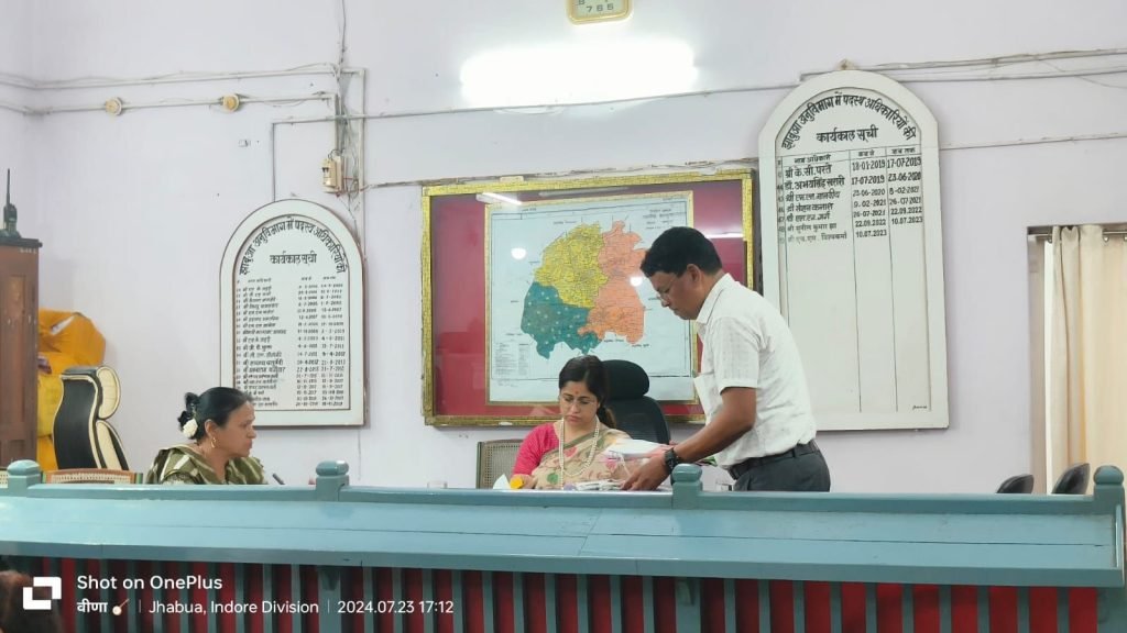 कलेक्टर द्वारा अनुविभागीय अधिकारी राजस्व झाबुआ कोर्ट का किया निरीक्षण | New India Times