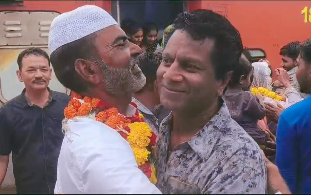 हज यात्रा से लौटकर आये हाजियों का रेलवे स्टेशन पर किया गया ज़ोरदार स्वागत इस्तकबाल | New India Times