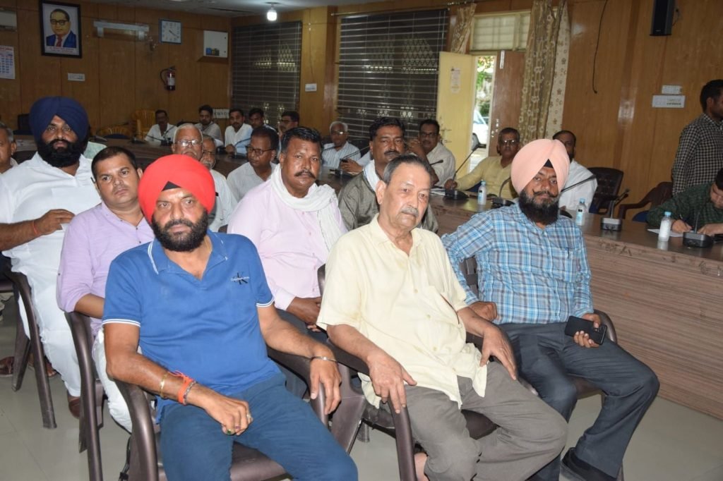 मानक के अनुरूप संचालित हो स्कूली वाहन, कराएं स्कूली वाहनों का फिटनेस: डीएम | New India Times