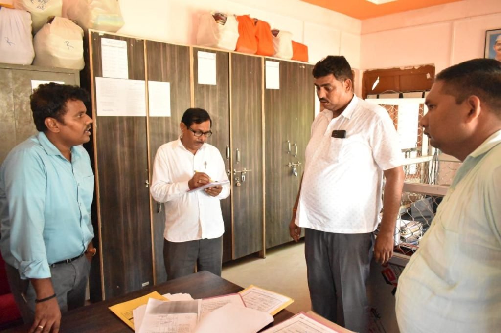 जिलाधिकारी डा0 राजा गणपति आर0 द्वारा खण्ड विकास अधिकारी कार्यालय जोगिया का किया औचक निरीक्षण | New India Times