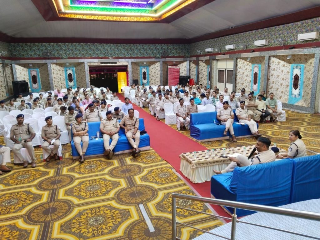 पुलिस अधिकारी/कर्मचारी की व्यक्तिगत एवं विभागीय समस्या के निराकरण हेतु किया गया संवाद 2 पुलिस अधिकारी/कर्मचारी की व्यक्तिगत एवं विभागीय समस्या के निराकरण हेतु किया गया संवाद | New India Times