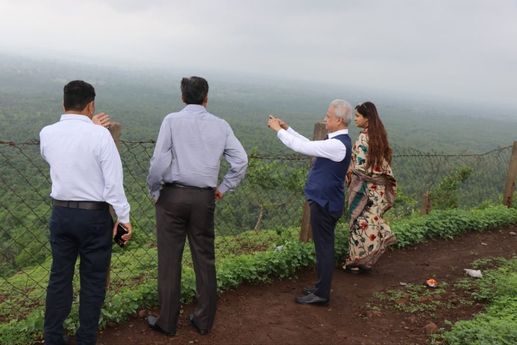 संभाग आयुक्त, कलेक्टर, पुलिस कप्तान एवं प्रशासनिक अधिकारियों ने किया वृक्षारोपण | New India Times