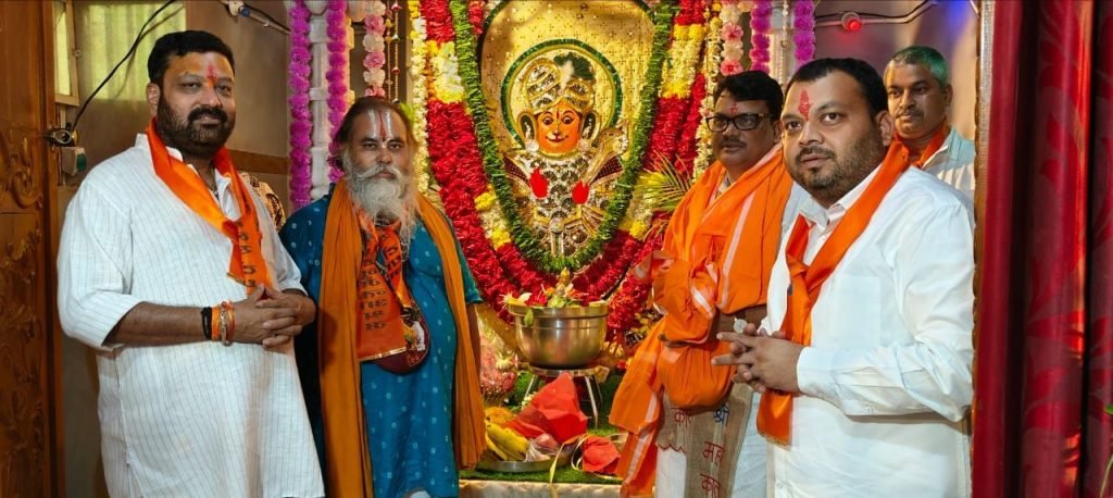 हनुमंत मंदिर में महा आरती कर लोकप्रिय समाजसेवी चुन्नू भैया शर्मा ने रिमझिम बारीश के बीच सादगी से मनाया अपना जन्मदिन, बड़ी संख्या में पहुंचे लोग | New India Times