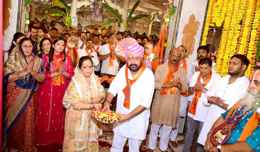 हनुमंत मंदिर में महा आरती कर लोकप्रिय समाजसेवी चुन्नू भैया शर्मा ने रिमझिम बारीश के बीच सादगी से मनाया अपना जन्मदिन, बड़ी संख्या में पहुंचे लोग | New India Times