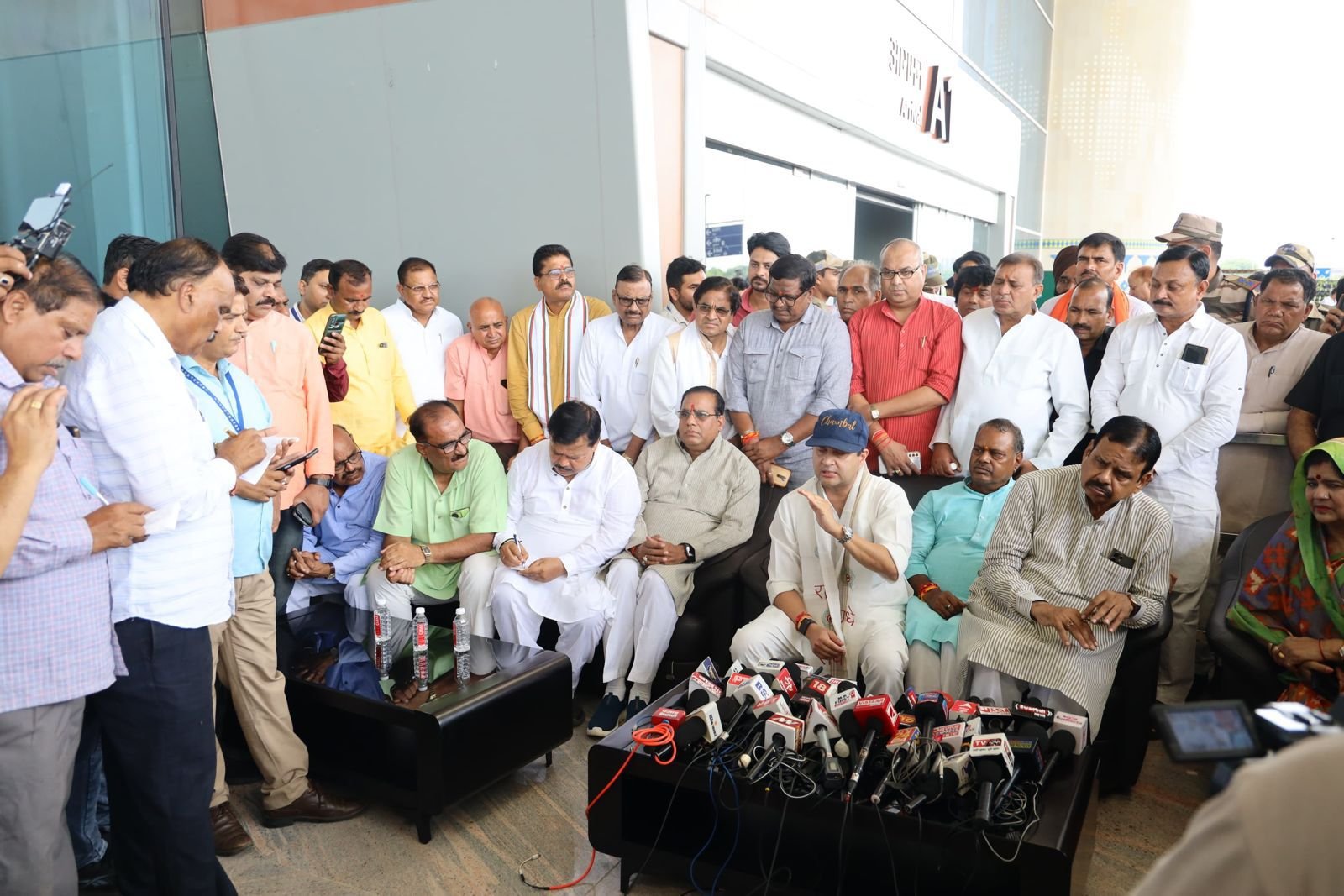 केंद्रीय मंत्री ज्योतिरादित्य सिंधिया ने की प्रेस वार्ता कहा प्रधानमंत्री नरेंद्र मोदी के नेतृत्व और केंद्रीय मंत्री नितिन गडकरी के सहयोग से 2.5 साल में बनेगा '6 लेन आगरा-ग्वालियर नेशनल हाई स्पीड कॉरिडोर 1 केंद्रीय मंत्री ज्योतिरादित्य सिंधिया ने की प्रेस वार्ता कहा प्रधानमंत्री नरेंद्र मोदी के नेतृत्व और केंद्रीय मंत्री नितिन गडकरी के सहयोग से 2.5 साल में बनेगा '6 लेन आगरा-ग्वालियर नेशनल हाई स्पीड कॉरिडोर | New India Times