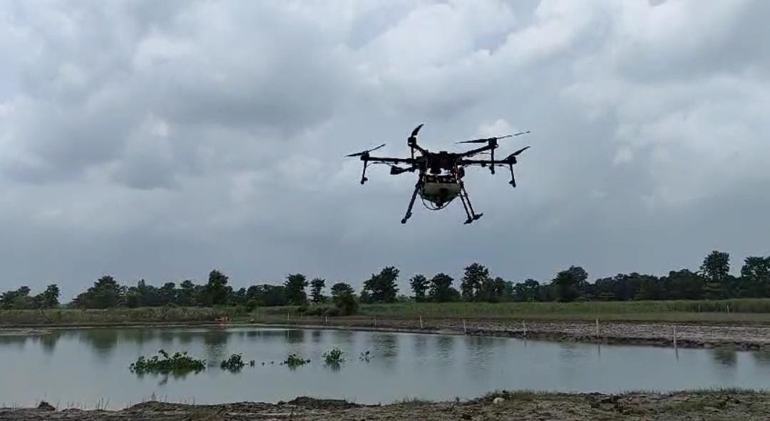 डीएम की अभिनव पहल, ड्रोन के ज़रिए शुरू कराया एंटीलार्वा का छिड़काव | New India Times
