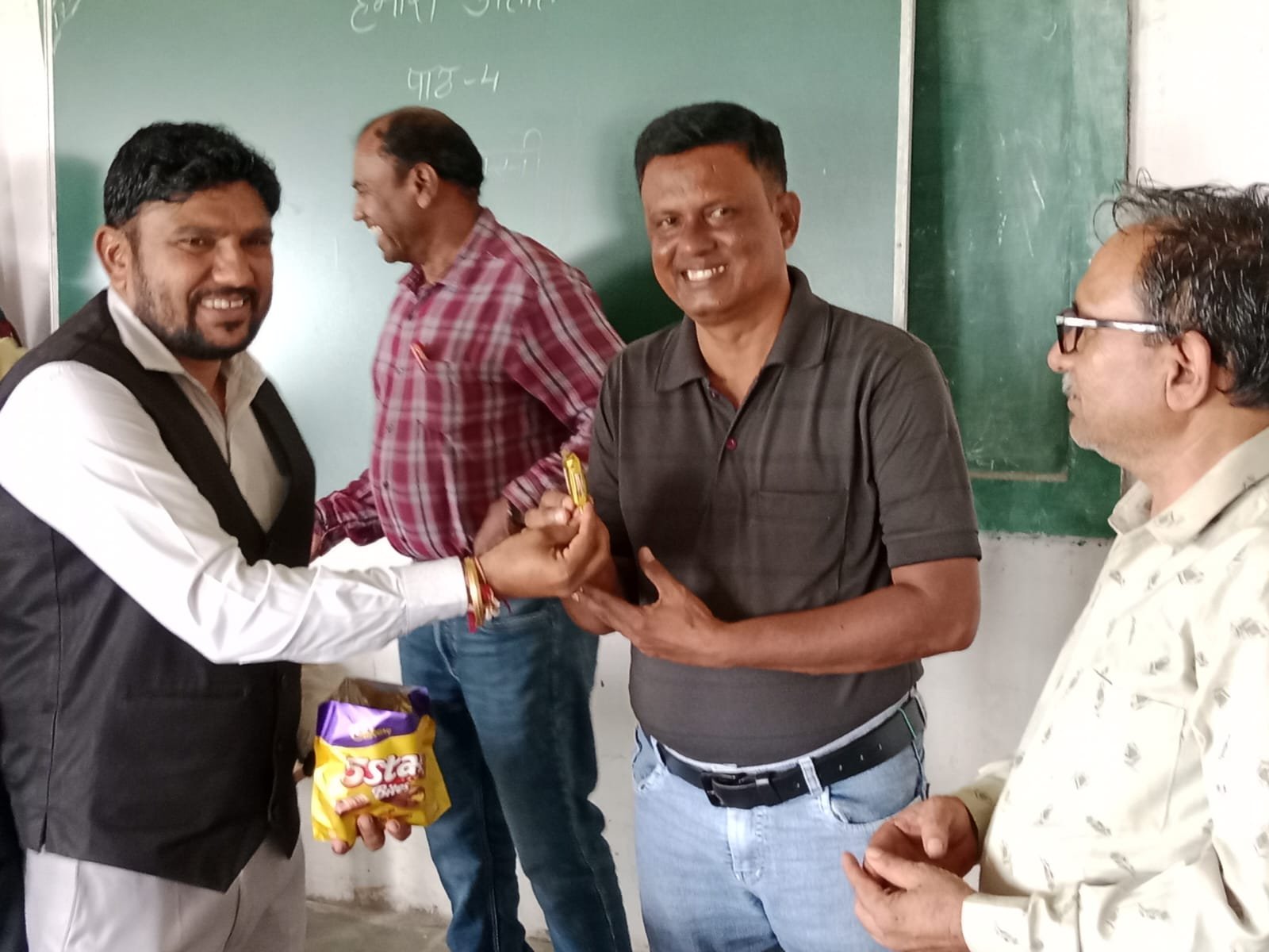 रोटरी क्लब अपना मेघनगर ने स्कूली बच्चों को वितरण की चॉकलेट 1 रोटरी क्लब अपना मेघनगर ने स्कूली बच्चों को वितरण की चॉकलेट | New India Times