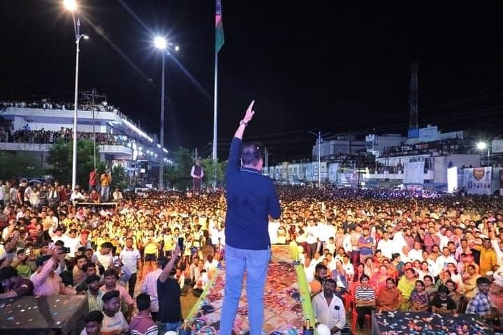 चुनावी हांडी: बंबई की लड़कियों ने संभाला जामनेर का मैदान, क्रेन से भरभरा कर गिरा झूमर, भाजपा के दो कार्यकर्ता घायल 2 चुनावी हांडी: बंबई की लड़कियों ने संभाला जामनेर का मैदान, क्रेन से भरभरा कर गिरा झूमर, भाजपा के दो कार्यकर्ता घायल | New India Times