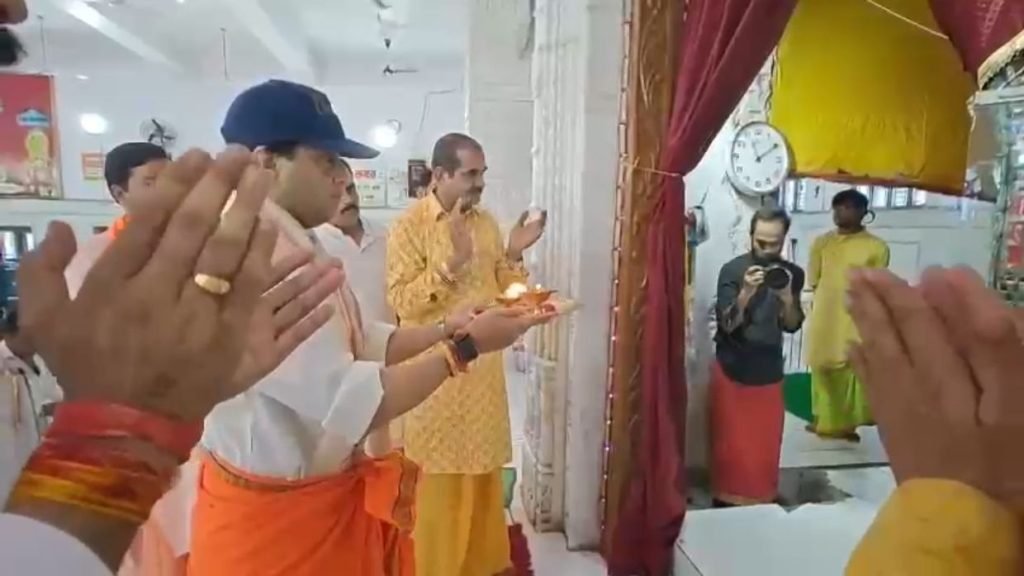 केंद्रीय मंत्री बनने के बाद पहली बार गुना के टेकरी धाम पहुंचे ज्योतिरादित्य सिंधिया 2 केंद्रीय मंत्री बनने के बाद पहली बार गुना के टेकरी धाम पहुंचे ज्योतिरादित्य सिंधिया | New India Times