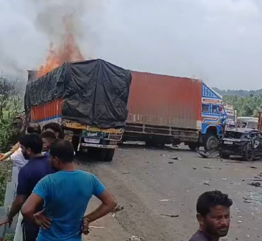 ब्रेक फेल होने से ट्रक कंटेनर से भिड़ा, लगी आग, चार वाहन चपेट में 2 ब्रेक फेल होने से ट्रक कंटेनर से भिड़ा, लगी आग, चार वाहन चपेट में | New India Times