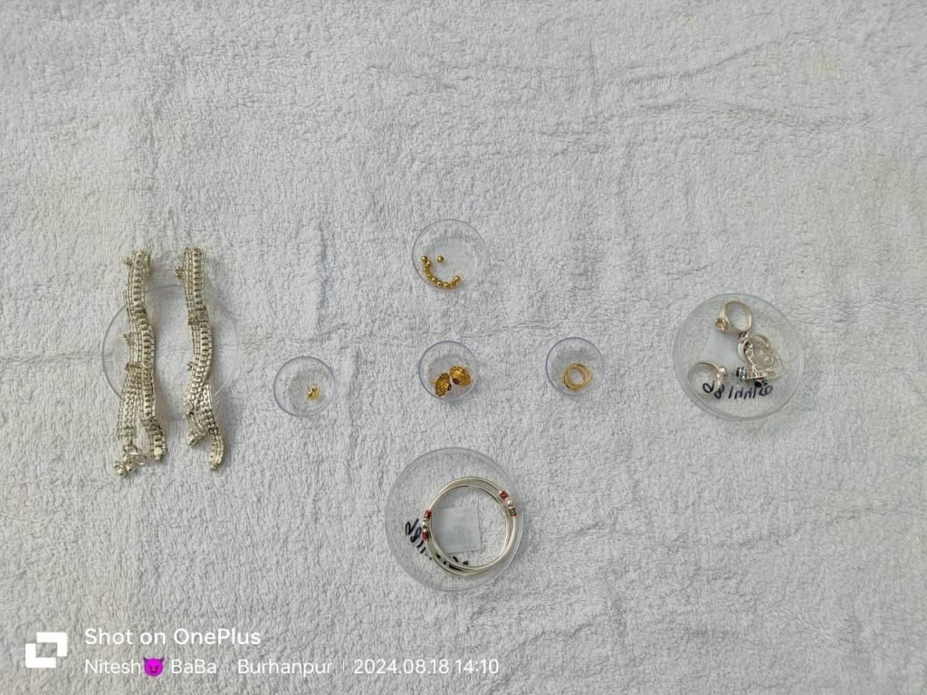 बैंक कॉलोनी से चोरी करने वाले दो आरोपियों को लालबाग पुलिस ने किया गिरफ्तार, आरोपियों के कब्जे से 75,000 के गहने जप्त | New India Times