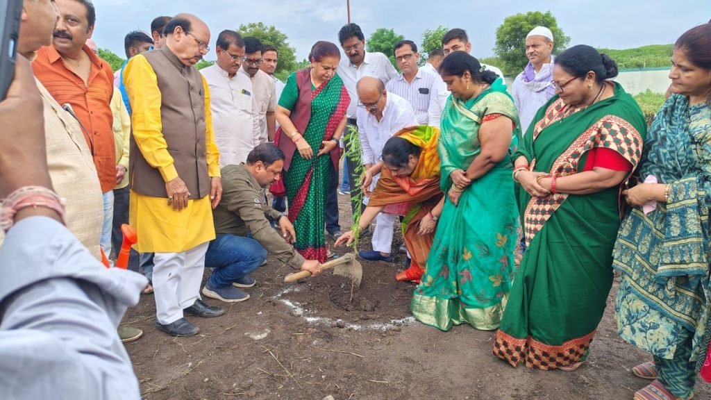 एक पेड़ मां के नाम अभियान अंतर्गत पूर्व महापौर अतुल पटेल द्वारा 1100 पौधे लगाकर मनाया अपना जन्मदिन | New India Times