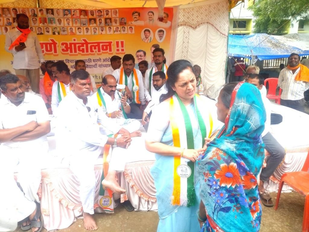 मंत्री गिरीश महाजन के खिलाफ़ ईमानदार चेहरे का अभाव, 20 साल बाद मैदान में उतरे राजू बोहरा, MVA के धरने में दिया भाषण 2 मंत्री गिरीश महाजन के खिलाफ़ ईमानदार चेहरे का अभाव, 20 साल बाद मैदान में उतरे राजू बोहरा, MVA के धरने में दिया भाषण | New India Times