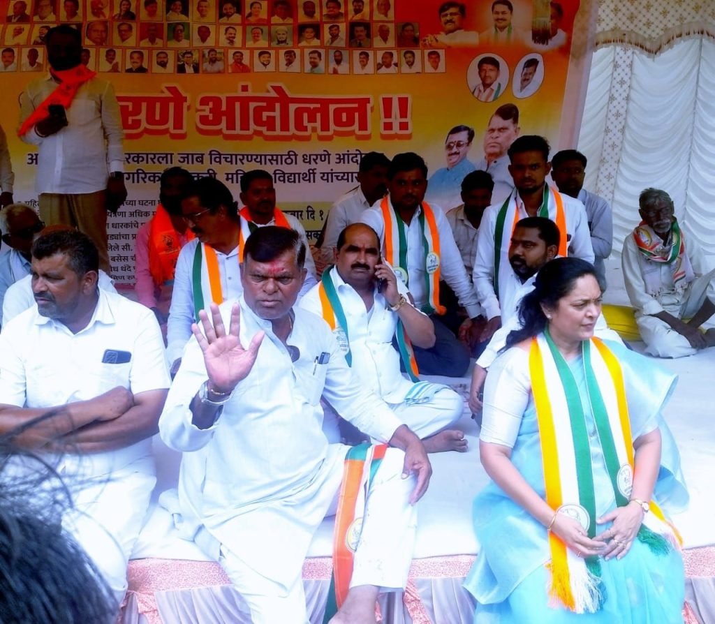 मंत्री गिरीश महाजन के खिलाफ़ ईमानदार चेहरे का अभाव, 20 साल बाद मैदान में उतरे राजू बोहरा, MVA के धरने में दिया भाषण 3 मंत्री गिरीश महाजन के खिलाफ़ ईमानदार चेहरे का अभाव, 20 साल बाद मैदान में उतरे राजू बोहरा, MVA के धरने में दिया भाषण | New India Times