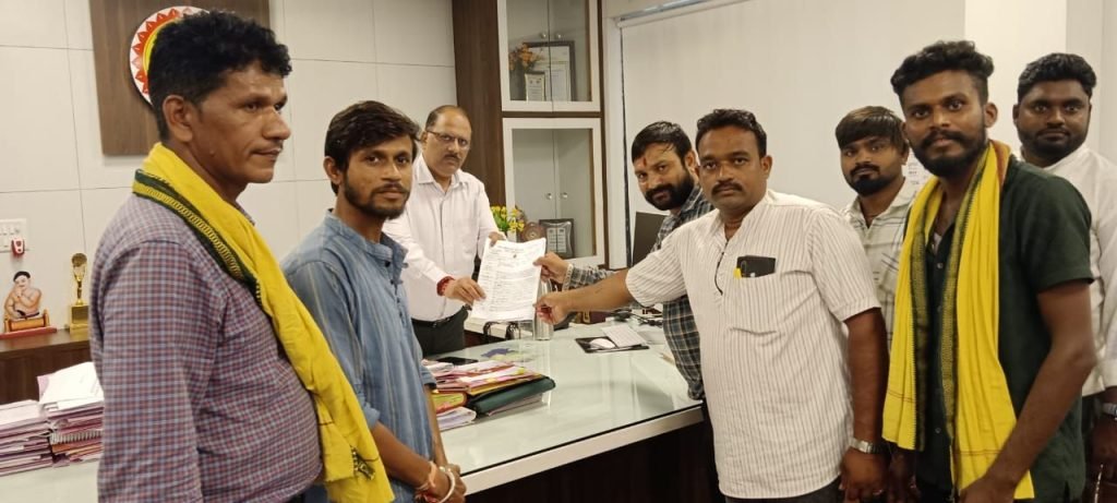 विश्व आदिवासी दिवस को लेकर कमेटी के सदस्यों ने कैबिनेट मंत्री, सासंद, विधयक एवं स्थानीय जनप्रतिनिधियों को दिया आमंत्रण 2 विश्व आदिवासी दिवस को लेकर कमेटी के सदस्यों ने कैबिनेट मंत्री, सासंद, विधयक एवं स्थानीय जनप्रतिनिधियों को दिया आमंत्रण | New India Times