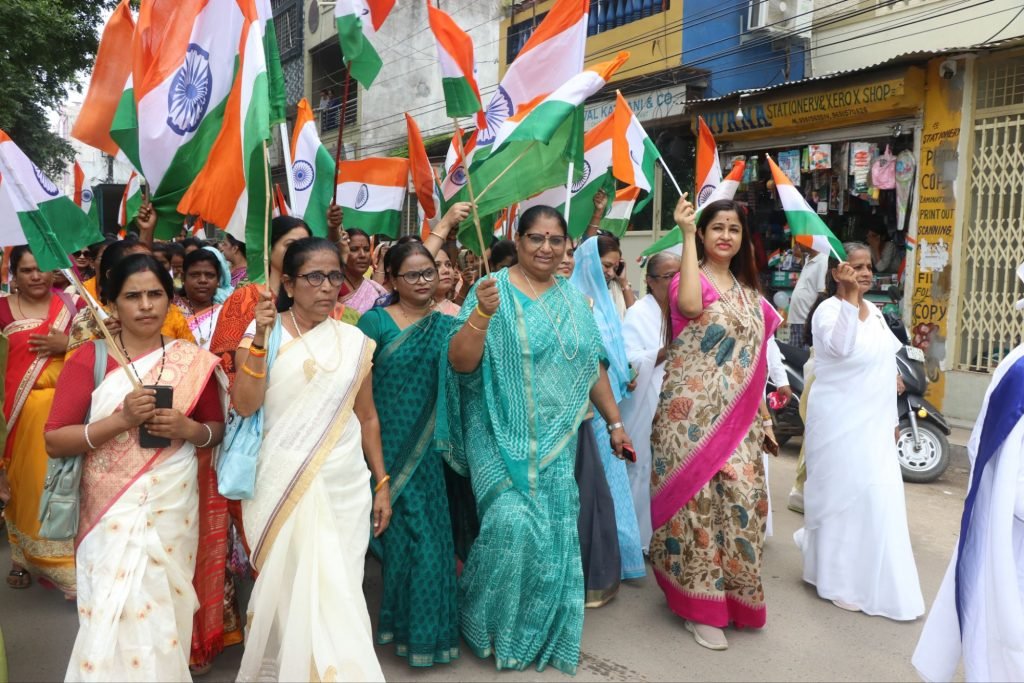 विशाल सखी तिरंगा रैली का किया गया आयोजन, कैबिनेट मंत्री और कलेक्टर ने लिया भाग 4 विशाल सखी तिरंगा रैली का किया गया आयोजन, कैबिनेट मंत्री और कलेक्टर ने लिया भाग | New India Times